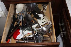 lot 185 image: Kitchenwares - Cooking Utensils, Serving Utensils, Baking Sheets, Muffin Tins