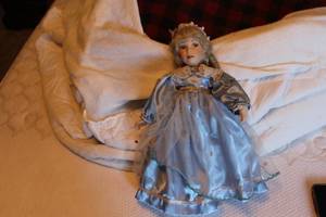 lot 204 image: 14 Blue Dress and Hat Porcelain Doll with Stand