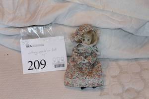 lot 209 image: Vintage 7 Porcelain Doll