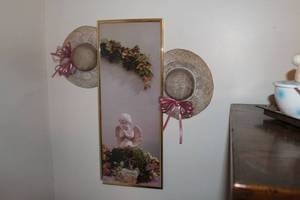 lot 215 image: Lot of (5) Wall Art - Floral Dcor, Hats, Wall-Mount Candleholders, Old House by Brook Oval Framed Wall Art