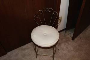 lot 220 image: Vintage Chair