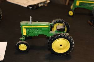 lot 225 image: John Deere Model 420 Tractor 116 Scale Model