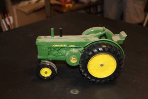 lot 226 image: John Deere Model R Diesel Tractor 116 Scale Model