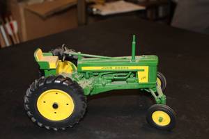 lot 227 image: John Deere Model 520 Tractor 116 Scale Model