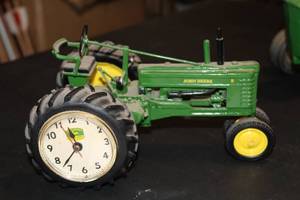 lot 228 image: John Deere Model B Tractor 116 Scale Table Clock