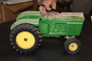lot 229 image: John Deere Model 520 Diesel Tractor 116 Scale Model