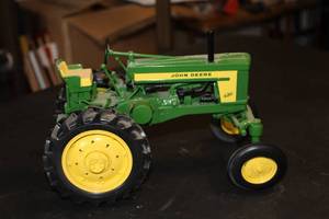 lot 230 image: John Deere Model 620 Tractor 116 Scale Model
