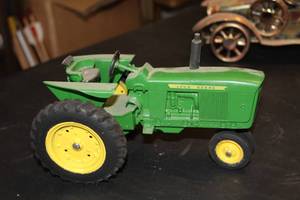 lot 231 image: John Deere Tractor 116 Scale Model