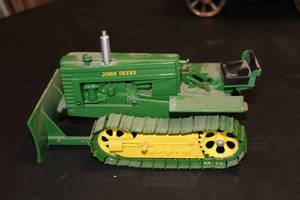 lot 232 image: John Deere Model 439 Crawler Bulldozer 116 Scale Model