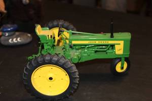 lot 234 image: John Deere Model 520 Tractor 116 Scale Model
