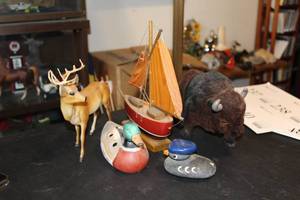 lot 235 image: Lot of (5) Figurines