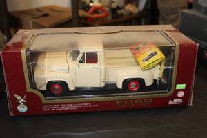 lot 239 image: 1953 Ford Pickup Truck Diecast Metal 118 Scale Model (New In Box )