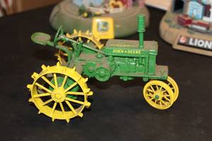 lot 242 image: John Deere Waterloo Boy Wide Tread 116 Scale Model