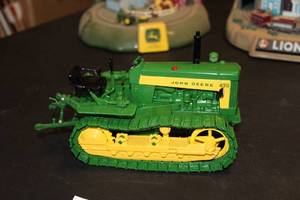 lot 243 image: John Deere Model 430 Crawler Steel Track 116 Scale Model