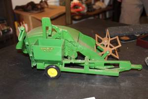 lot 250 image: John Deere No. 12A Harvester Scale Model