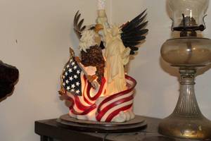 lot 251 image: Statue of Liberty with American Flag and Bald Eagle Theme Table Lamp