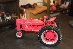 lot 254 image: McCormick Farmall Model H Diecast Metal 116 Scale Model