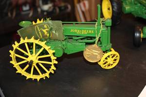 lot 257 image: John Deere Model A Tractor Diecast Metal 116 Scale Model