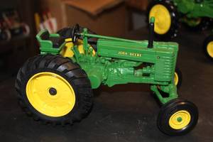 lot 258 image: John Deere Model G Tractor Diecast Metal 116 Scale Model