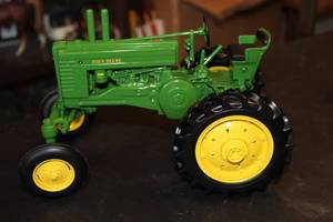 lot 259 image: John Deere Model A Tractor Diecast Metal 116 Scale Model