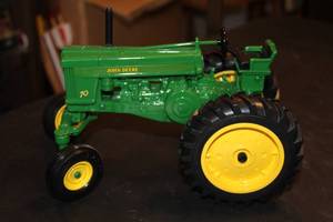 lot 260 image: John Deere Model 70 Tractor Diecast Metal 116 Scale Model