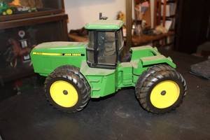 lot 261 image: John Deere Model 8760 4WD Tractor Cast Iron Model
