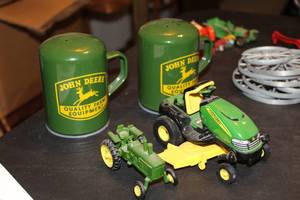 lot 273 image: John Deere Collectibles - Salt & Pepper Shakers, Tractor, Lawn Tractor