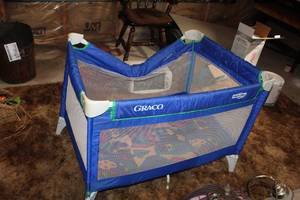 lot 1805 image: Graco PacknPlay 925 DN Series Childrens Play Pen