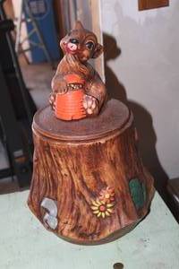 lot 1818 image: Squirrel on Tree Stump Theme Ceramic Cookie Jar