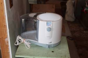 lot 1802 image: Sunbeam Table Top Humidifier