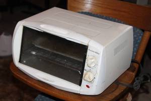 lot 1804 image: Presto-Silex Toaster Oven