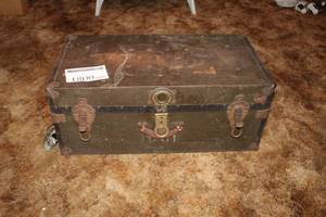 lot 1800 image: Vintage Trunk