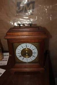 lot 1809 image: Vintage Wood Mantle Clock