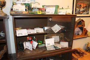 lot 281 image: Model Display Case with 2-Sliding Doors