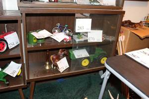 lot 283 image: Model Display Case with 2-Sliding Doors