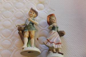 lot 390 image: Lot of (2) Figurines