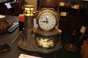 lot 395 image: Vintage United Clock Co Table Clock