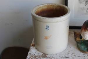 lot 411 image: Red Wing #3 Ceramic Pot