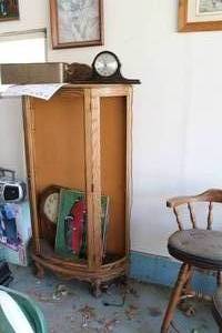 lot 418 image: Vintage Wood Curved Curio Cabinet