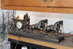lot 445 image: Vintage United Clock Co 4-Horse Stagecoach Theme Mantle Clock