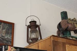 lot 467 image: Vintage 16 Lantern