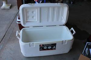 lot 487 image: Igloo Size 100-Qt Chest Cooler