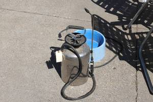 lot 495 image: Yard Spray Can, Electric Water Dish