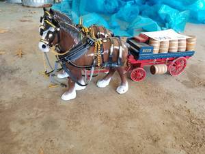 lot 500 image: Clydesdale 2-Horse Drawn Beer Delivery Wagon with Beer Barrels  Theme Scale Model