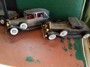 lot 512 image: Lot of (2) Scale Model Car Radios