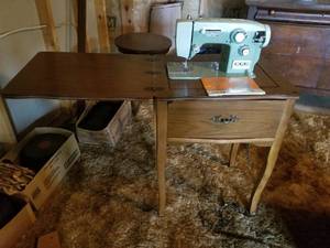 lot 1775 image: Vintage Zig-Zag Deluxe Sewing Machine with Sewing Machine Table