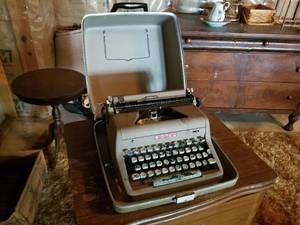 lot 1776 image: Vintage Royal Manual Typewriter with Carry Case