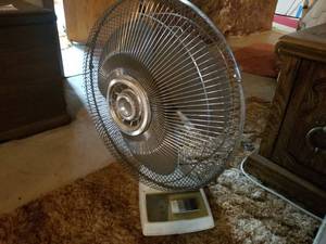 lot 1782 image: 16 3-Speed Oscillating Table Fan