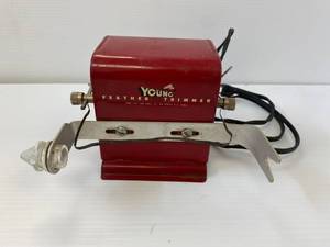 lot 9 image: Vintage Young Brand Feather Trimmer For Arrow Making