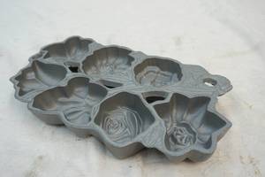 cast iron flower themed corn bread pan